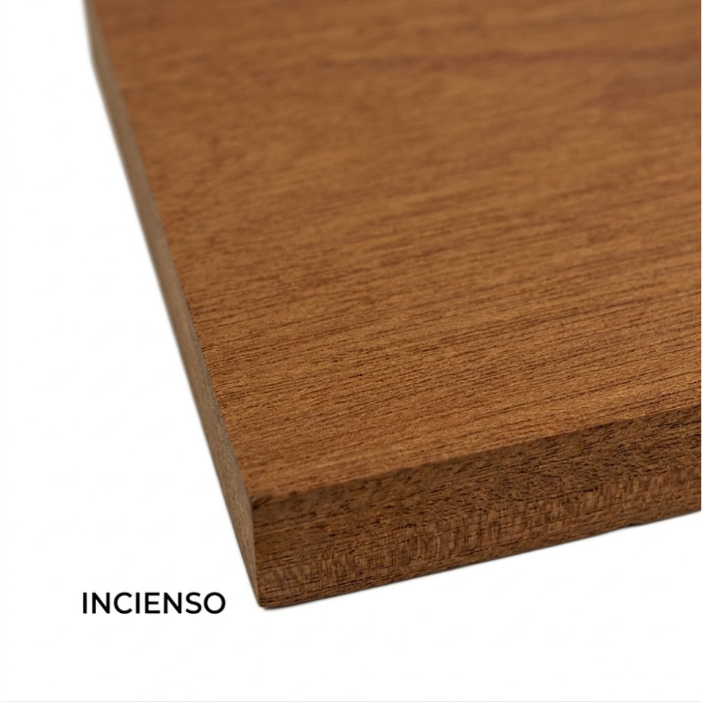 Incienso: Elegancia aromática. Posee una veta muy vistosa y es altamente resistente a hongos e insectos. Aporta una calidez visual única y una gran estabilidad dimensional.