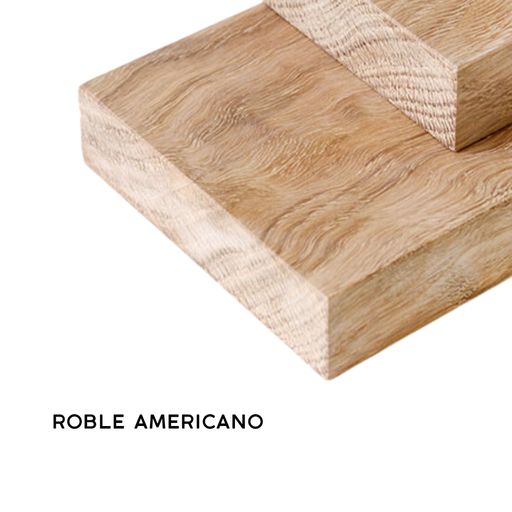 Roble Americano: El estándar del lujo. Ofrece una veta catedral muy definida y elegante. Es flexible pero resistente, ideal para interiores de alta gama y terminaciones refinadas.