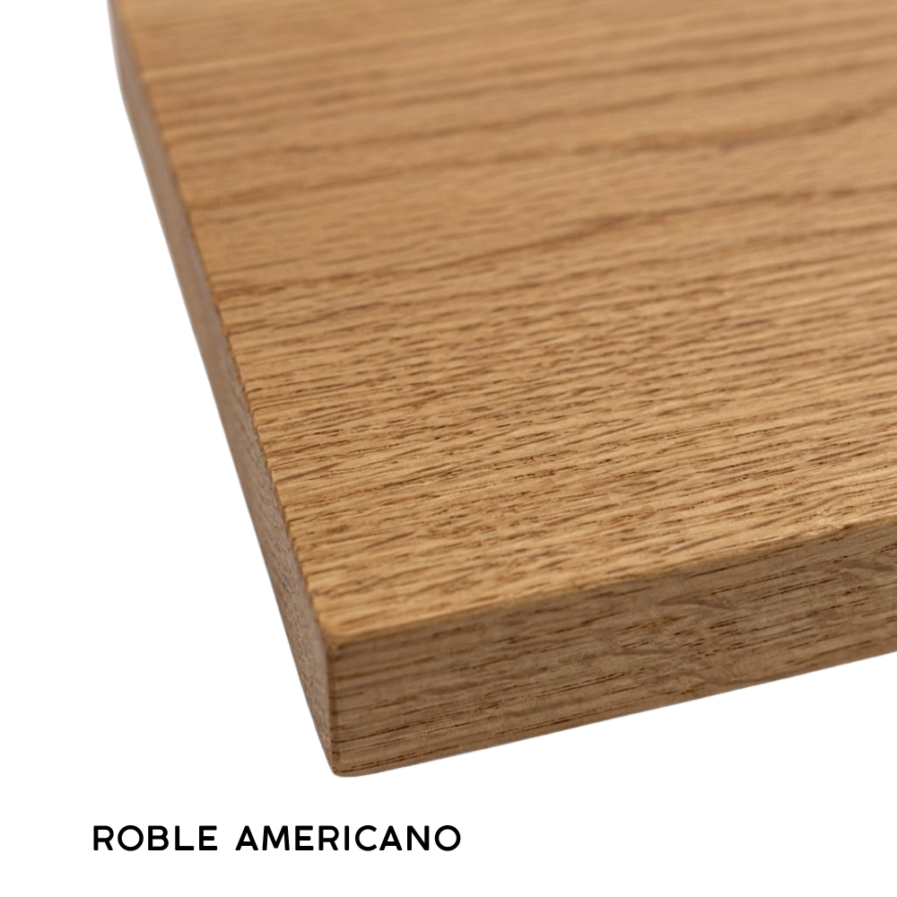 Roble Americano: El estándar del lujo. Ofrece una veta catedral muy definida y elegante. Es flexible pero resistente, ideal para interiores de alta gama y terminaciones refinadas.