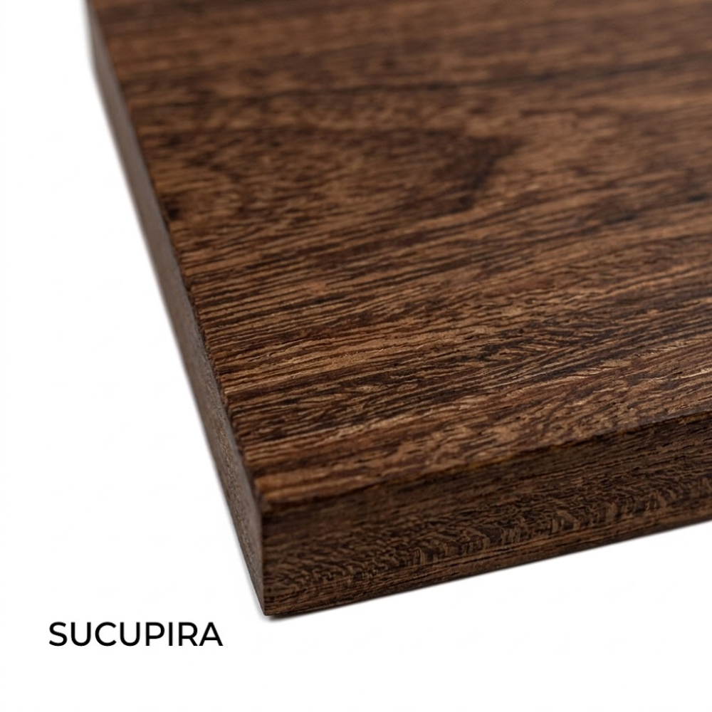 Sucupira: Exotismo y dureza. De color marrón oscuro profundo, es casi inmune a la pudrición. Perfecta para quienes buscan una estética sobria, moderna y de bajísimo mantenimiento.