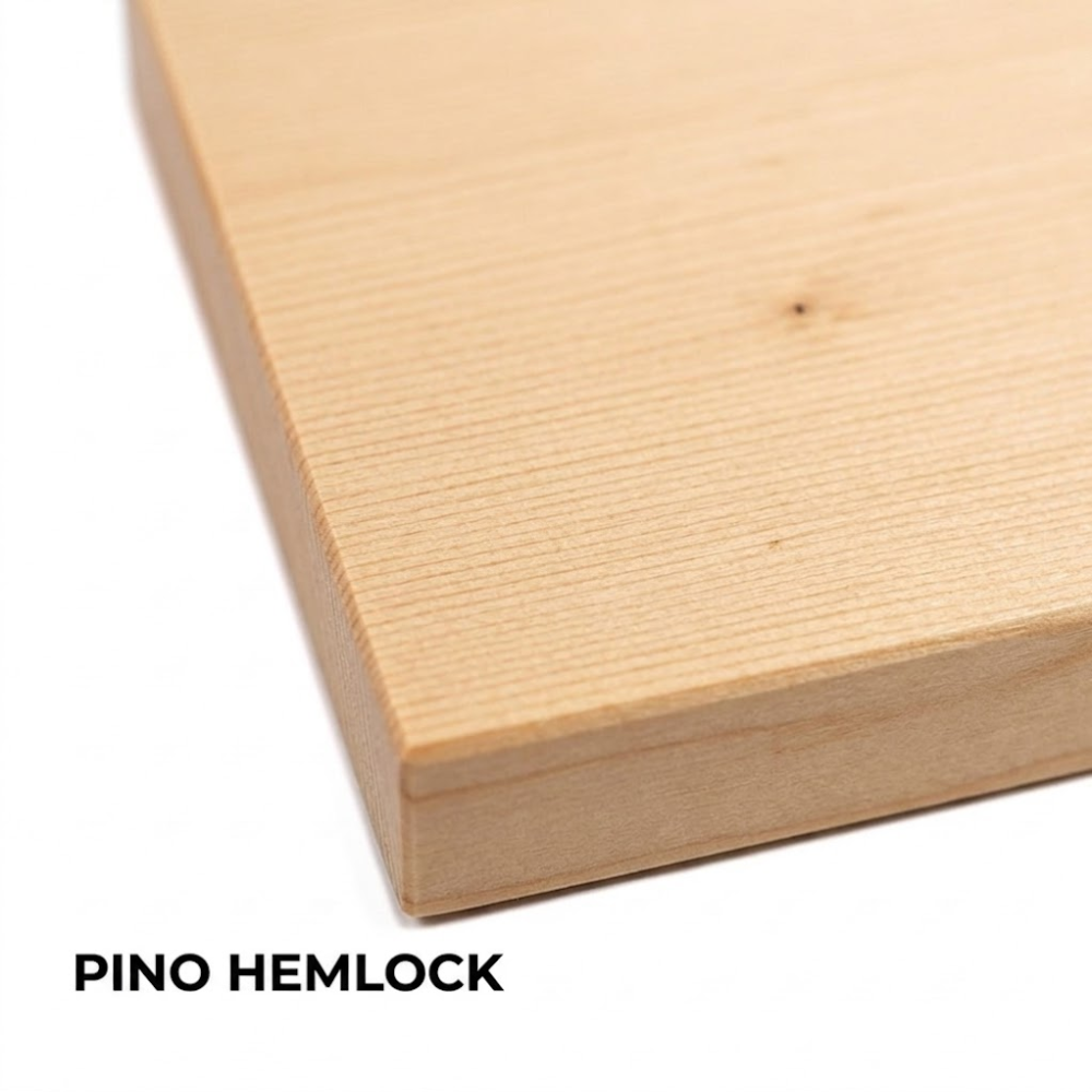 Pino Hemlock: La conífera de lujo. A diferencia del pino común, no tiene nudos ni resina. Es muy estable, liviano y ofrece un tono claro y parejo que no amarillea con el tiempo.